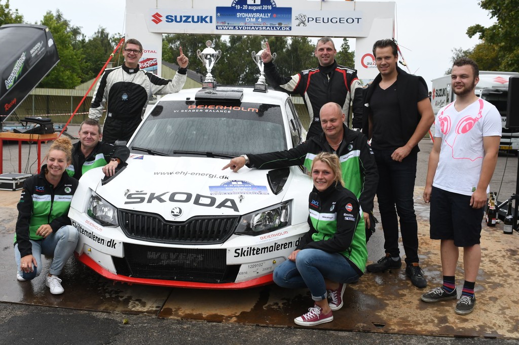 Hele vinderteamet med Esben Hegelund, Karsten Isaksen og den velkørende Skoda Fabia R5 i centrum på målrampen i Horslunde
(Foto: Morten Dam/Specialpressen)